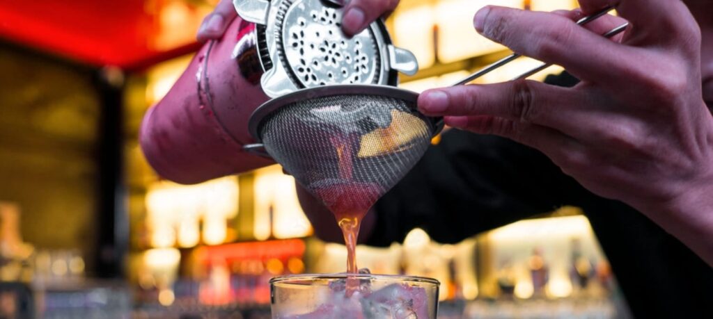 what is cocktail strainer and how does it work